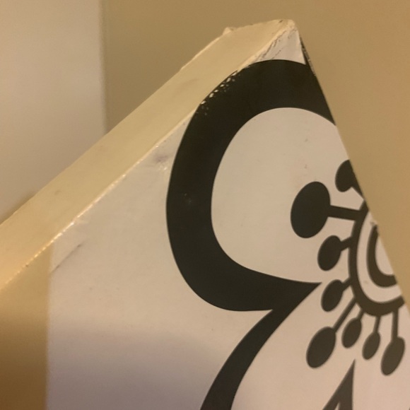 Black & white flower wall artπfree with home purchase - Picture 4 of 4